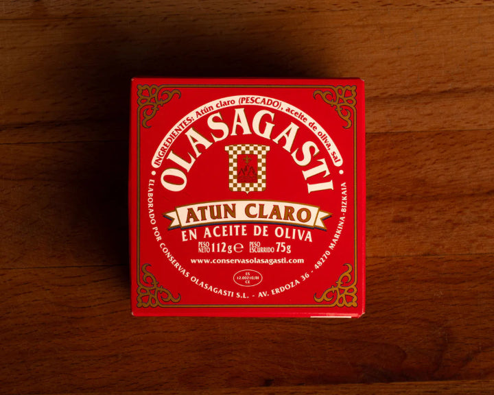 Red Olasagasti tuna can packaging on a wooden surface